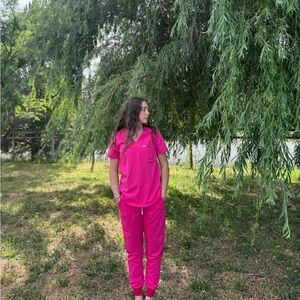 Figs pink scrub set size small